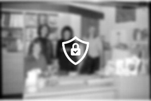 Reisebüro Globus: Innenansicht: Büroleiterin [Name maskiert] Mitarbeiterinnen [Name maskiert] [Name maskiert] [Name maskiert] [Name maskiert] Gutwirt: davor Schreibitsch mit Computer, dahinter Regale, Werbematerial: 23. Februar 1990