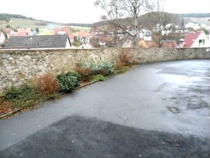 Kirchhof im Norden nach Osten mit Kirchhofmauer (Wehrgang mit Steinbrüstung im 19 Jh abgetragen) - erhaltene Schießscharten in Brusthöhe