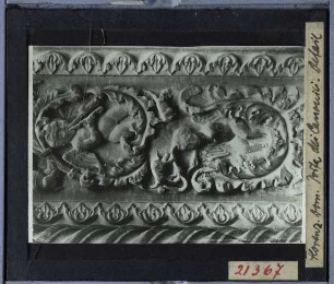 Florenz, S. Maria del Fiore (Dom) : Relief an der Südseite, Details des Gewändes