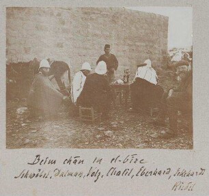 Beim chan in el-bire [el bire]. Schwöbel, Dalman, Volz, Chalil, Eberhard, Eckehardt [Richard Eckardt?] Riedel