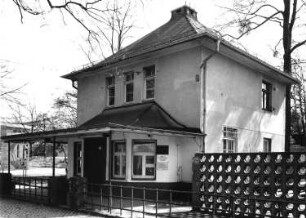 Dresden-Neustadt, Marienallee 14. Graf-Stauffenberg-Kaserne. Heimatschutzbrigade 37 "Freistaat Sachsen". Pförtnerhaus. Ansicht von der Einfahrt