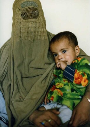 Verschleierte Mutter und kleiner Junge in einem afghanischen Flüchtlingslager in Pakistan bei Quetta, ca. 1987