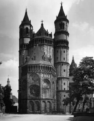 Worms. Dom Sankt Peter (Neubau um 1130-1181, Wiederherstellung nach 1689, Teilerneuerung 1902-1906). Westchor mit Flankentürmen von Westen