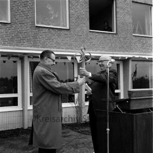 Am Exerzierplatz: Mittelschule (Gemeinschaftsschule) Harksheide: Einweihung: ein symbolischer goldener Schlüssel wird überreicht
