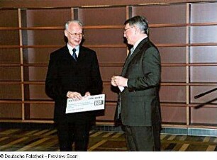 Bauübergabefeier. Prof. Jürgen Hering übergibt Prof. Hans Joachim Meyer symbolisch einen Benutzerausweis