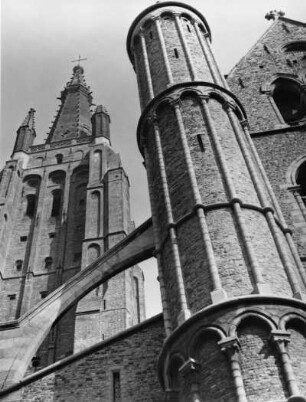 Turm und Strebebogen der Liebfrauenkirche, Brügge, Flandern, Belgien