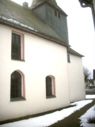 -Kirche von Süden mit Romanischen Turmchor (Obergeschoß Barock) sowie Langhaus (Neubau 1725-Fenster später vergrößert)