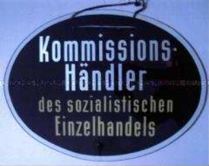 Hinweisschild "Kommissions-Händler des sozialistischen Einzelhandels"