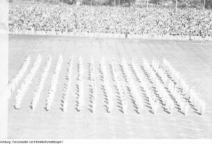 Leipzig. 3. Parlament der Freien Deutschen Jugend (FDJ). Sportübungen und -veranstaltungen im Jahn-Stadion, Pfingsten 1949