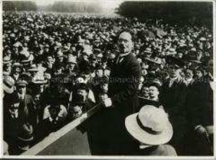 Karl Liebknecht spricht auf der Friedenskundgebung der SPD im Treptower Park