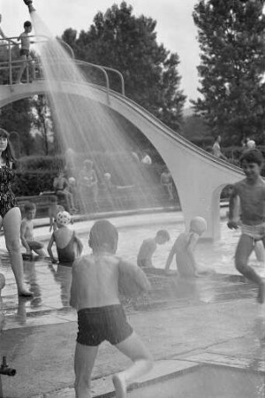 Badespaß der Kinder im Freibad Rüppurr.