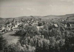 Lauenstein, Stadt, Schloss und Ruine von Nordosten über das Müglitztal gesehen
