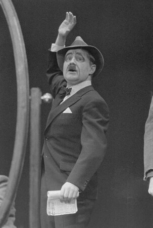 Szenenbilder aus "Der aufhaltsame Aufstieg des Arturo Ui" von B. Brecht. Mit E. Schall in der Titelrolle, R. Drexel als Betty Dullfeet, G. Naumann als Verteidiger O'Casey, W. Kaiser als Emanuele Giri, H. Hamacher als Ernesto Roma, H. Thate als Guiseppe Givola, G. Biewer als Butcher, J. Kamper als Gastwirt, N. Christian als Clark, M. Flörchinger als Mulberry, G.-A. Koch als Schauspieler u. a. Berliner Ensemble, 18.03.1959 : Theaterstück in siebzehn Szenen