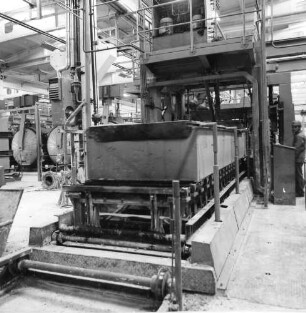 Eilenburg, Dübener Landstraße. VEB Betonwerk Laußig, Betriebsteil Betonwerk Eilenburg. Werkhalle der Gasbetonproduktion. Transportanlage mit Rollenbahn