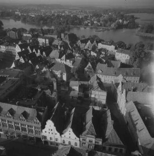 Stralsund. Blick von Turm der Nikolaikirche über die Dächer der Altstadt zum Kütertor und Knieperteich
