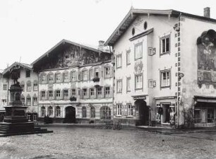 Bad Tölz, Alte Post : Bad Tölz. Alte Post und Pfleger- oder Lindner-Haus. Straßenansicht mit Denkmal zur Erinnerung an bedeutende Ereignisse der bayrischen Geschichte