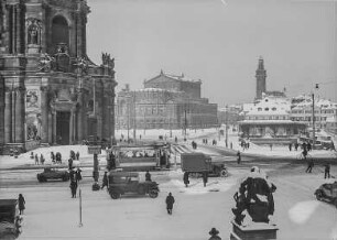 Dresden. Theaterplatz : Dresden-Altstadt. Blick von der Brühlschen Terrasse auf den Schlossplatz mit Katholischer Hofkirche, zu Theaterplatz, Opernhaus, Turm des Fernheizwerkes und Italienischem Dörfchen