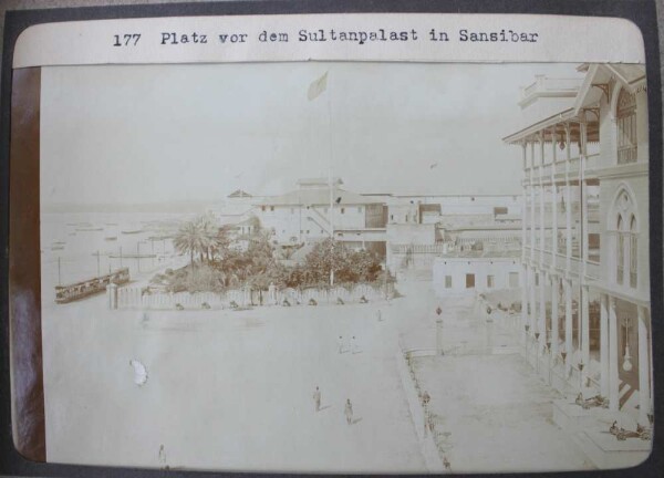 Place devant le palais du sultan à Zanzibar