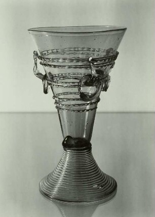 Grünes Paßglas (Ringelbecher) im venetianischem Stil