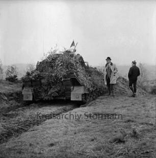 Munster: Truppenübungsplatz Munster-Nord: Gefechtsübung der Panzerbrigade 17: mit Zweigen getarnter Panzer: rechts Bürgerworthalter Georg Koch und Stadtverordneter Dieter Achterberg: 05.11.1975