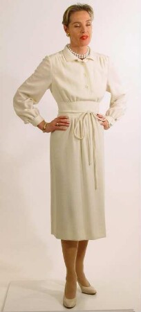 Ecrufarbenes Wollkleid mit breitem Gürtel