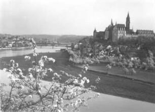 Meißen. Burgberg über die Elbe : Meißen. Elbe und Burgberg mit Dom und Albrechtsburg. Blick von der Benno-Kanzel an der Knorre elbaufwärts nach Süden