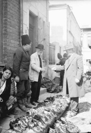 Bukarest, Straßen- und Marktleben in Bukarest: Alte Schuhe