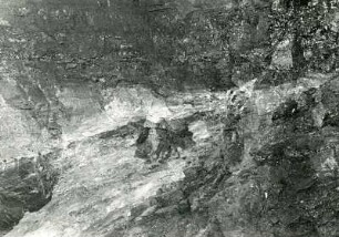 Freital-Zauckerode. Paul-Berndt-Grube (ehemaliger Königin-Carola-Schacht), Grubenfeld Kaiserschacht. Strebabbau 23. Profil des ersten Flözes (helle Lage ist die Große Lette, darüber glänzend unreine Kohle, unten glanzloser Brandschiefer, sehr aschereich)