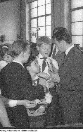 Verschiedene Sportveranstaltungen, Sport in der Nationalen Volksarmee der DDR (NVA), Betreuung von französischem Eiskunstläufer im Krankenhaus, Pausensport, Auszeichnung von Leistungssportlern, Minigolf-Anlage im Großen Garten, Kinder- und Jugend-Spartakiade, Flutlichtmasten des Rudolf-Harbig-Stadions, u.a., April 1965 - 1970