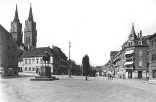 Oschatz. Altmarkt mit Reiterdenkmal für König Albert (1913; C. Seffner). Blick gegen Türme der St.-Ägidien-Kirche (1443/1464, 1846/1849 Wiederaufbau; C. A. v. Heideloff)