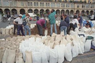 Dresden-Altstadt, Altmarkt. Freiwillige Helfer beim Füllen von Sandsäcken