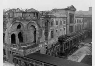 Blick auf den zerstörten Übergang und die zerstörte Fassade des Neuen Museums