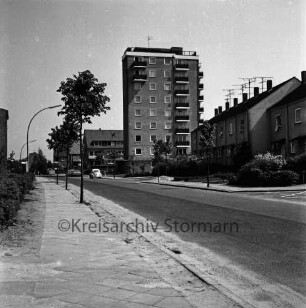 Lindenkamp: Hochhaus: vorn rechts und hinten links Wohnblocks