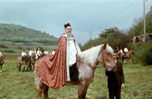 Pfarrer auf Pferd bei Georgsritt
