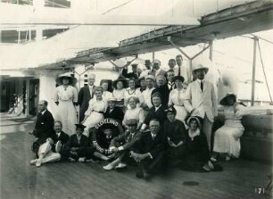 Gruppenbild an Deck des Hochseepassagierdampfers "Cleveland"