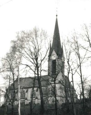 Rechenberg-Bienenmühle, Muldentalstraße 34. Dorfkirche (1899-1901). Ansicht vom Kirchhof von Süden