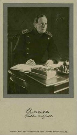 Graf Helmut von Moltke, Generalfeldmarschall in Uniform, am Schreibtisch im Kriegsministerium, Berlin, sitzend, Brustbild in Halbprofil