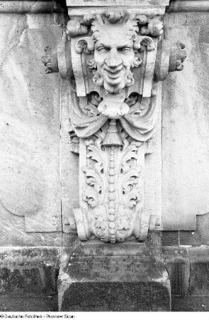 Konsole mit Maske