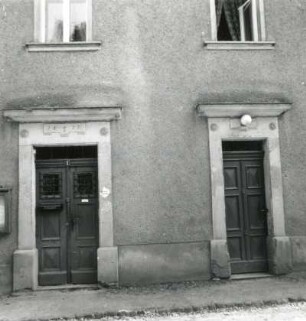 Oederan, Pfarrgasse 1. Pfarrhaus (1811). Haupt- und Nebeneingang
