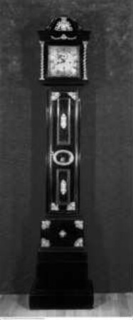 Standuhr aus Ebenholz