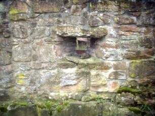 Kirchhofmauer im Südwesten mit Werksteinen im Mauersteinverband sowie Schießscharte im Detail
