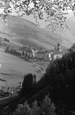 Münstertal: St. Trudpert; Blick von oben ins Obermünstertal mit St. Trudpert
