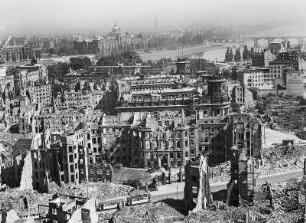 Dresden. Blick vom Rathausturm über die Ruinen der Innenstadt und des Landhauses nach Nordosten