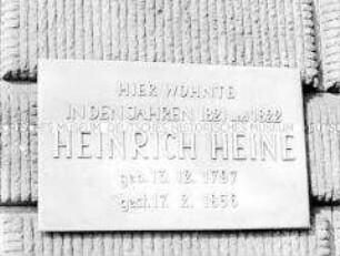 Gedenktafel am ehemaligen Wohnort von Heinrich Heine in der Cora-Berliner-Straße in Berlin-Mitte