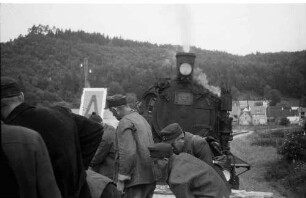 Arbeitszug bei Hermentingen, Absteigen der Gleiswerker der Rotte Gammertingen