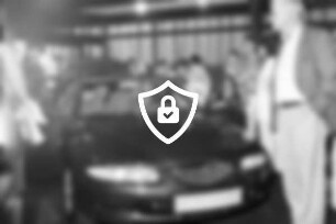 Autohaus Zingelmann: Kurt-Fischer-Straße: Ausstellungshalle: Vorstellung des Mazda Xenos 6: Gäste bei Begutachten von neuem Automodell: dahinter Vorhang: 17. [Name maskiert]