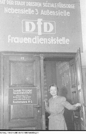Dresden, Cotta, 34. Bezirksschule, sogenannte Rübezahlschule (ab 1959 34. POS Dresden): Schulgebäude: kriegszerstört, als Ruine und nach dem Wiederaufbau 1950. Im Gebäude wurde die erste Frauendienststelle eingerichtet, April 1950