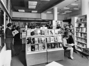 Hamburg. St. Georg. Buchgemeinschaft "Büchergilde". Buchinterressierte Käufer bzw. Leser stehen an den Bücherregalen.