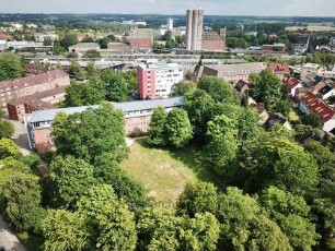 Bad Oldesloe: Luftbild Richtung Süden: Stormarnhaus, davor Kurpark, dahinter Getreidesilo der Firma Johannes Ströh und Bahnhof