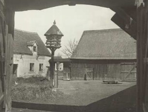 Bayern (Oberpfalz) bei Parsberg. Blick in den Hof eines alten Bauernhauses mit Taubenschlag